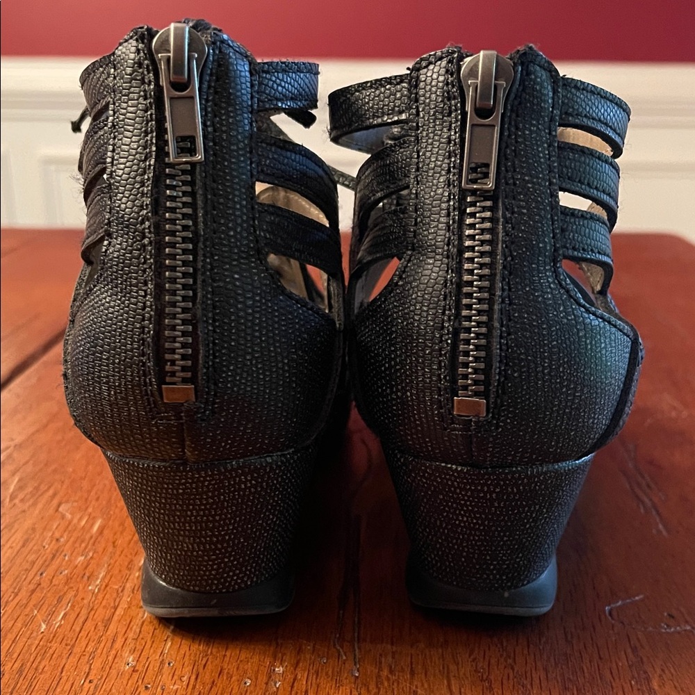 Chic Black Strappy Sandals - Picture 2 of 5